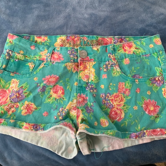 A set of three pairs of shorts - Picture 2 of 4